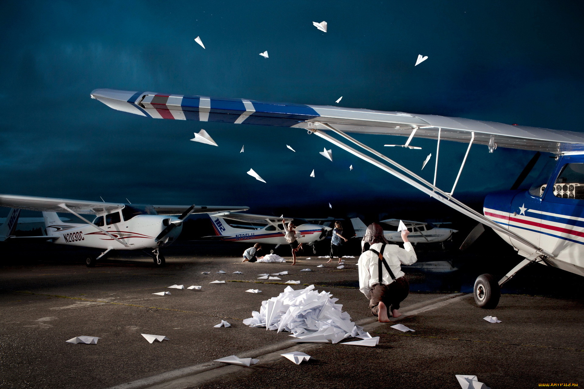 Чем забывают самолеты. Джек Нортроп бумажные самолетики. Джек ноотроп бумажный самолетик. Путешествие на самолете. Запуск бумажного самолета.